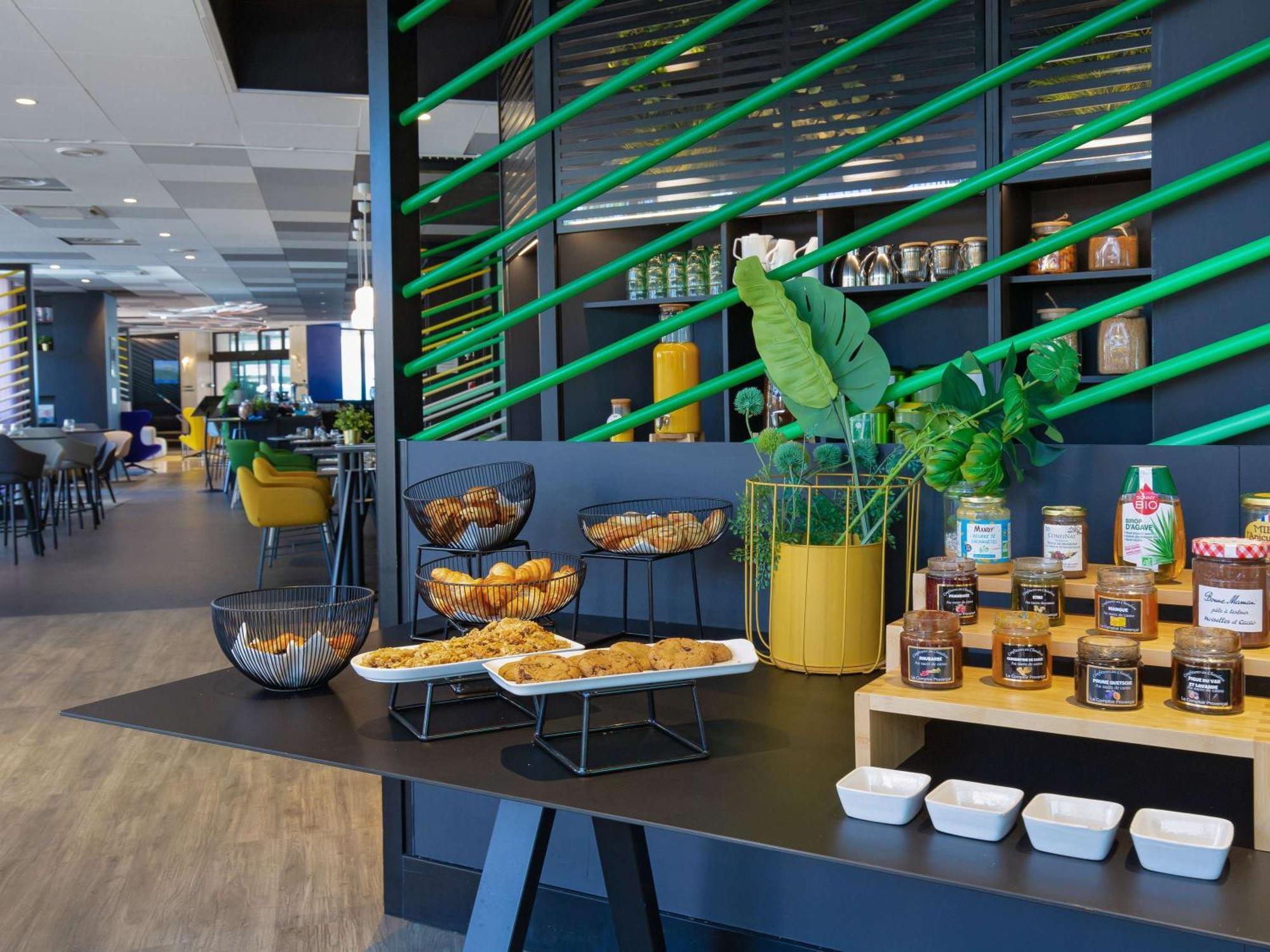 Mercure Hyeres Centre Cote D'Azur Exterior photo